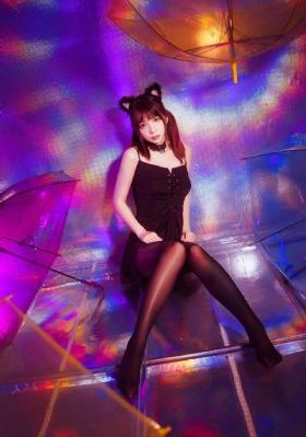 女人裸露双乳给男人喂奶文